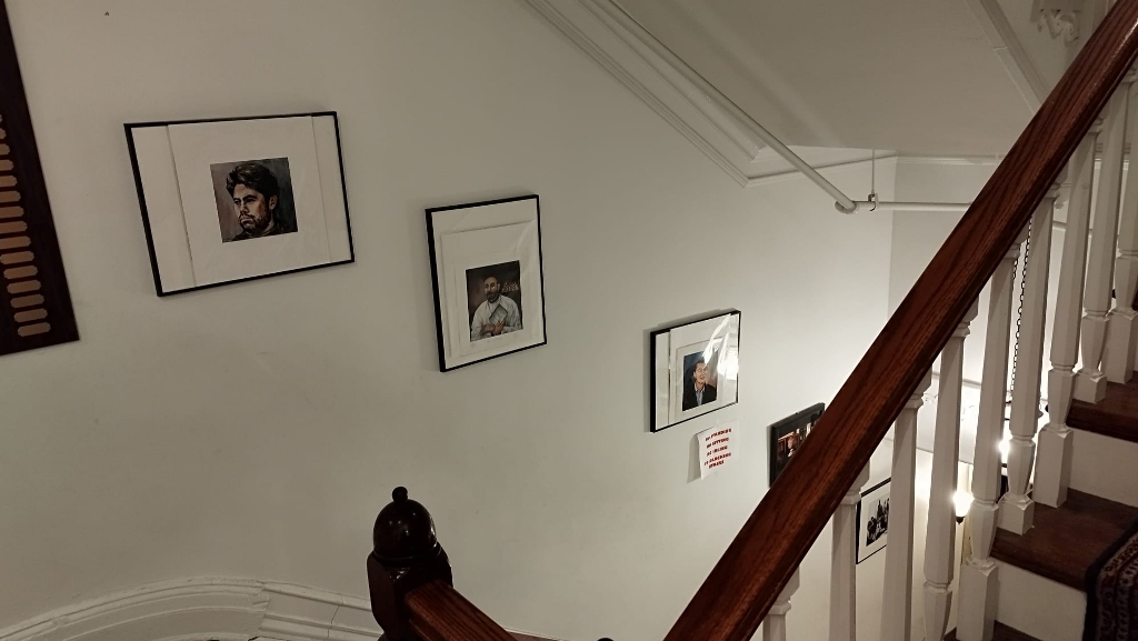 Escalera del Marshall con litografías de Ding, Nakamura y Ruy Lopez