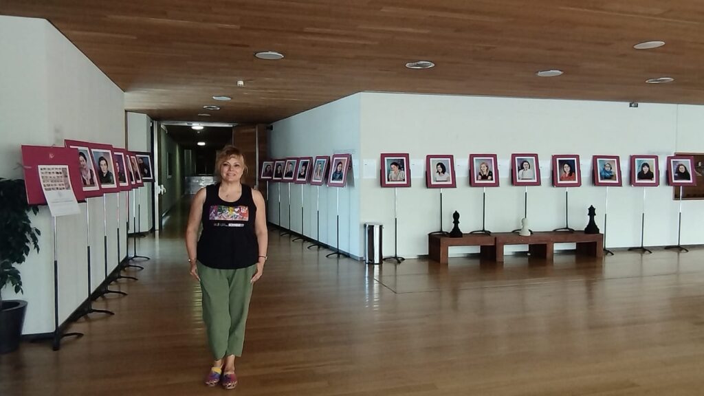 Recién terminado el montaje de la Expo 3 de julio de 2025 en el Hall del Auditorio Ciudad de León